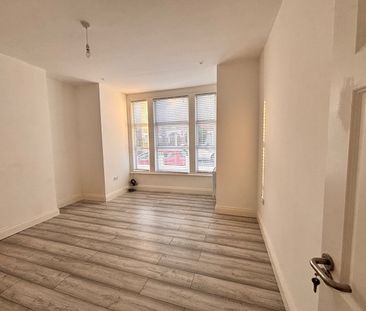Room in a Shared House, London, SW18 - Photo 1