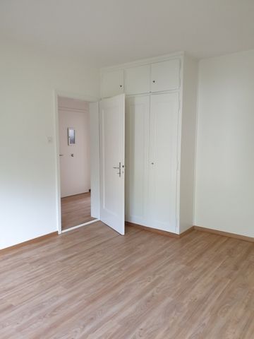 Appartement mansardé dans un immeuble ancien dans un emplacement de choix - Photo 2