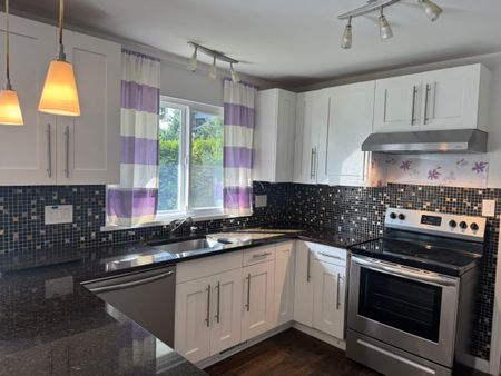 Spacious Upper Home - Photo 4