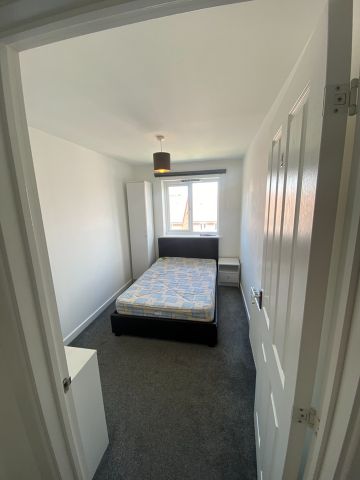 6 Bed Semi-Detached House, Slade Baker Way, BS16 - Photo 5