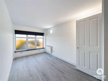 Carnarvon Road, South Woodford, London, E18 - Photo 2