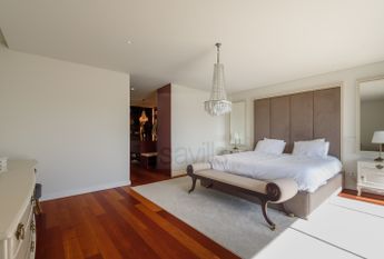 Moradia V5 em Senhora da Hora com jardim e piscina