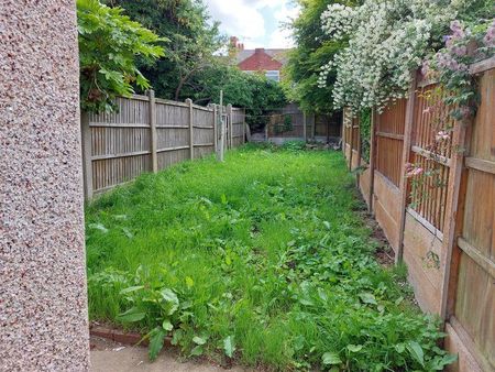 1 bedroom in a house share to rent - Photo 4