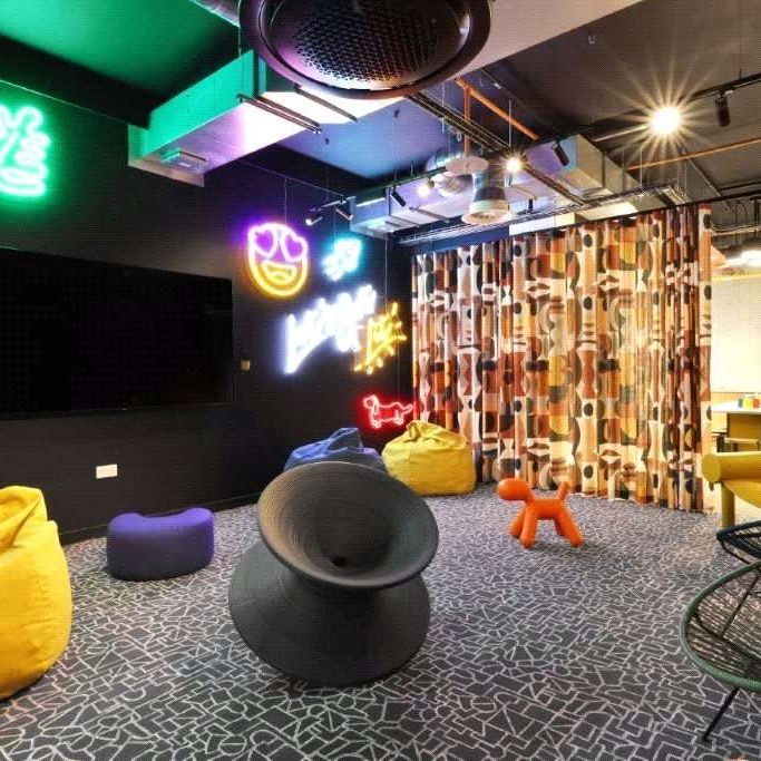 ** 2 WEEKS RENT FREE FOR JANUARY MOVE INS ** A 4th floor apartment to rent at the iconic Thames Quarter building, with superb on site resident amenities. - Photo 1