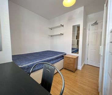 6 bed Apartment for Rent - Photo 4