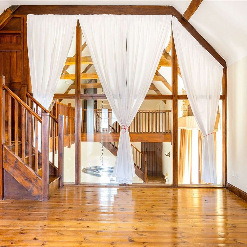 A beautifully presented barn conversion situated in a desirable rural location. - Photo 1