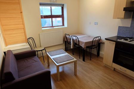 3 bedroom Flat in Kelso Heights, Leeds - Photo 5