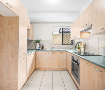 Spacious 2 bedroom, 2 bathroom unit in a small complex - Photo 1