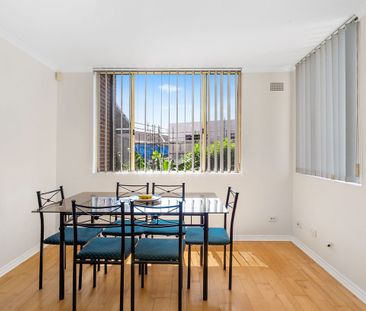 Sunlit Townhouse Offering Space, Comfort and Lifestyle Convenience - Photo 2