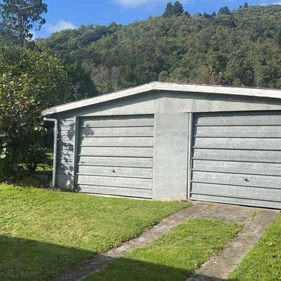 3 BEDROOM HOME + DOUBLE GARAGE - Photo 1