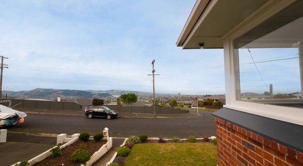 Sunny and solid home in Halfway Bush - Photo 1
