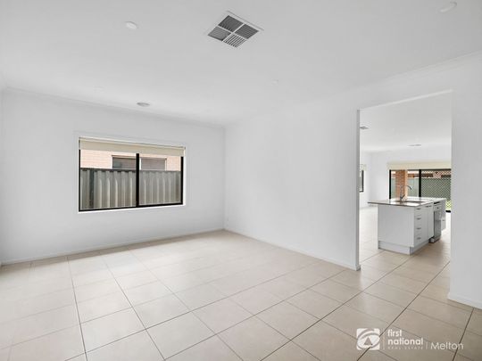 Beautiful 4 Bedroom in the heart of Strathtulloh - Photo 1