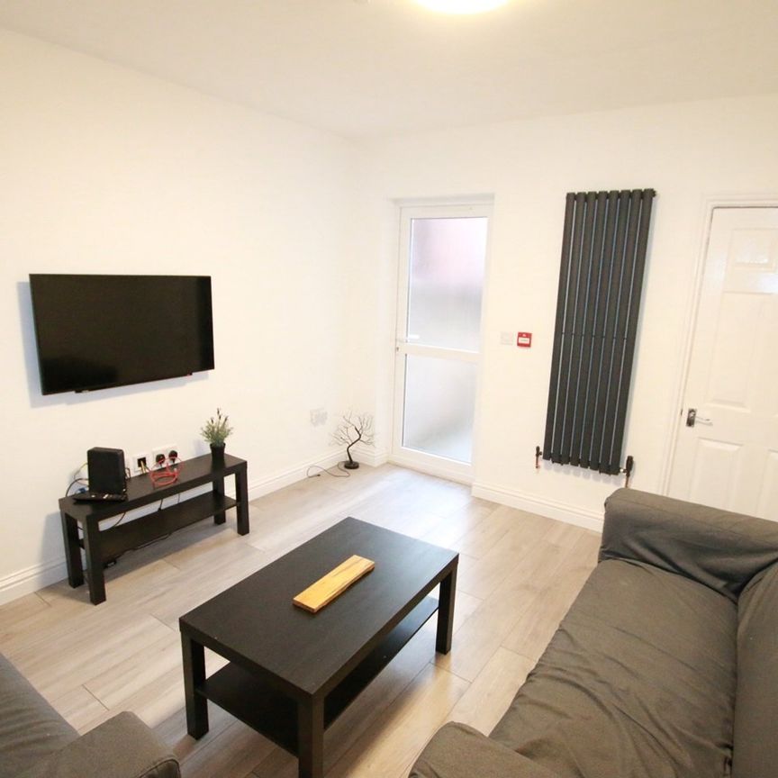 6 Bed Terraced House, Grange Avenue, RG6 - Photo 1