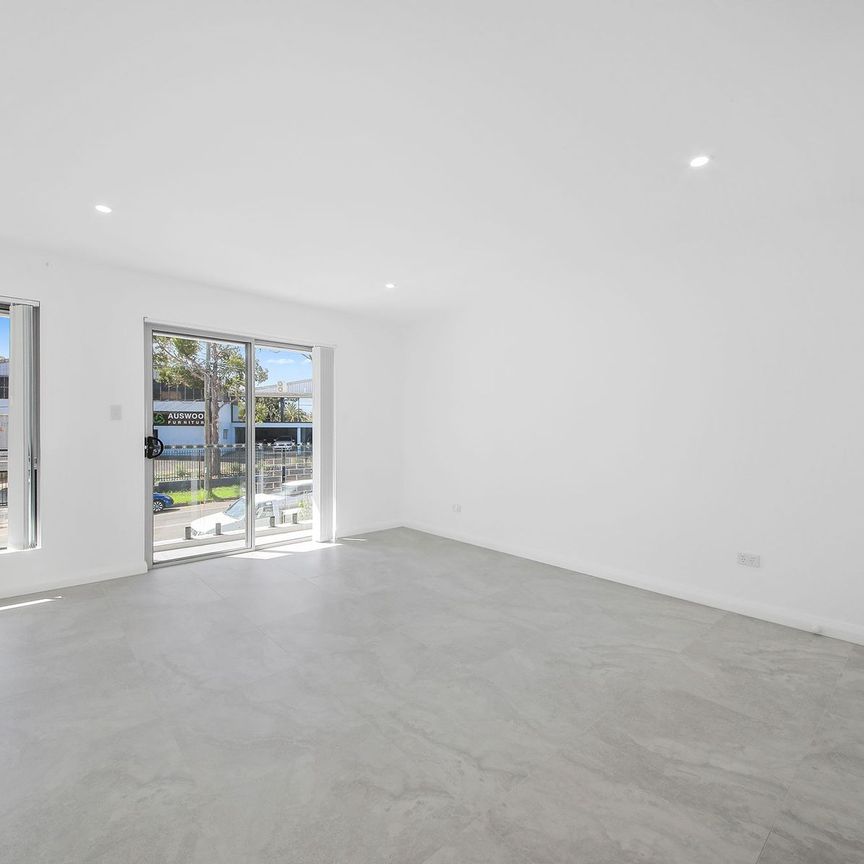 SPACIOUS & MODERN HOME - Photo 1