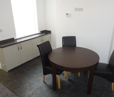 3 bedroom Flat To Let - Photo 2