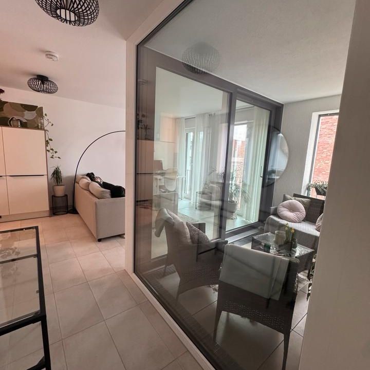 Moderne und teilmöbelierte 2-Zimmer Wohnung mit Loggia - Foto 1