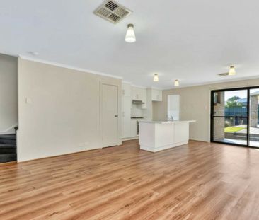 Stunning Townhouse - Photo 6