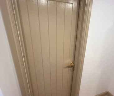 Studio Flat, Streatham High Road, SW16 - Photo 2