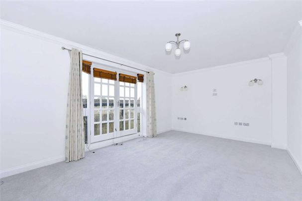 An immaculate two double bedroom apartment situated on the popular and private Longbourn development. - Photo 1