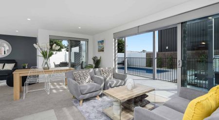 Pour Into Maria Tini - Photo 2