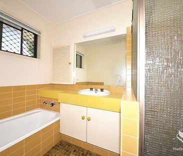 Peaceful home within 5 min to Shopping Centre and coveted schools - Photo 4