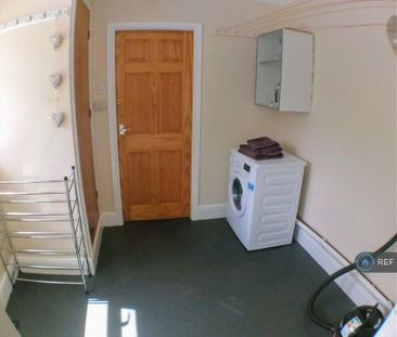 6 bedroom semi-detached house to rent - Photo 5