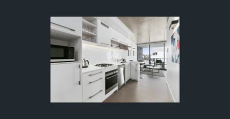 Just bring you! Fully furnished, one bedroom plus large study, views to the river, 3 months free internet. Access to private gardens. - Photo 4