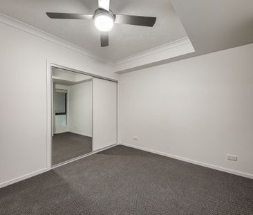 THREE BEDROOM GEM WITH COURTYARD IN A GREAT LOCATION - Photo 3