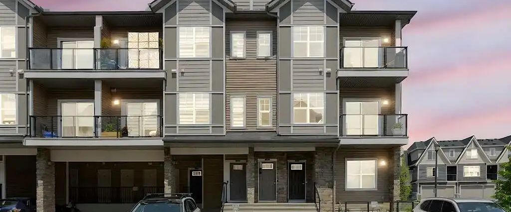 Beautiful Corner Townhome in Fireside, Cochrane — 2 Bedrooms Townhouse - Photo 1