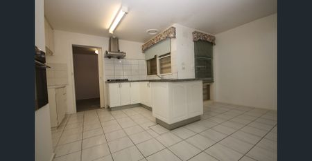 FOUR BEDROOM HOUSE - Photo 5