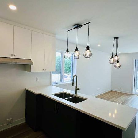 Beautiful Two-Storey 5½ Apartment in a Triplex for Rent in Longueuil! - Photo 3