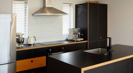 Moments from the Beach – Modern, Cosy & Low-Maintenance Living - Photo 4