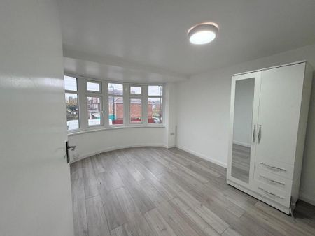 4 bedroom end of terrace house to rent - Photo 4
