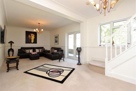 5 bedroom detached bungalow to rent - Photo 2