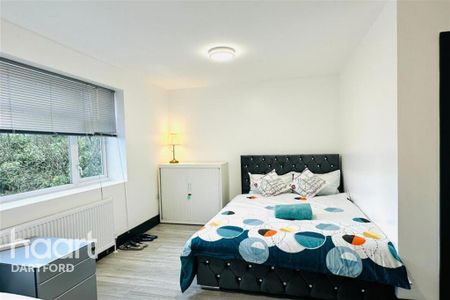 1 bedroom in a house share to rent - Photo 2