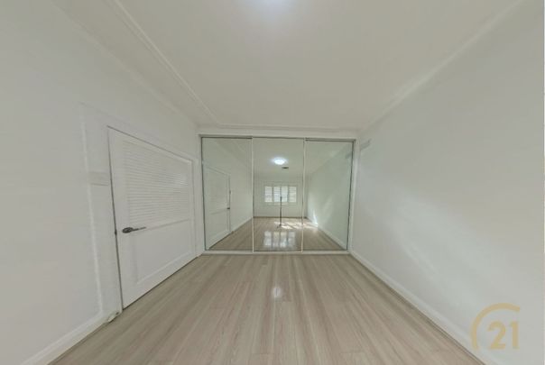 Water Front Views and Luxury Living&excl; - Photo 1