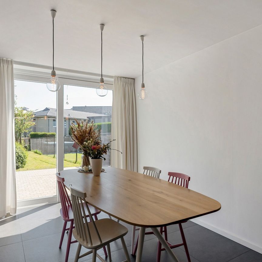 Volledig gerenoveerde woning met 3 SLK in hartje OLVW. - Photo 1