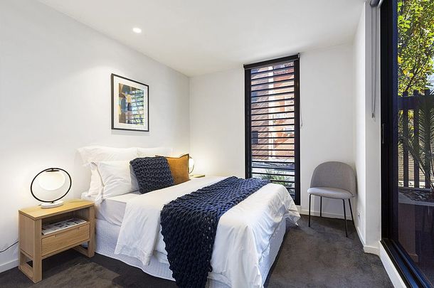ONE BEDROOM APARTMENT IN SOUGHT AFTER BLOCK!!! ACCESS VIA LANEWAY - Photo 1