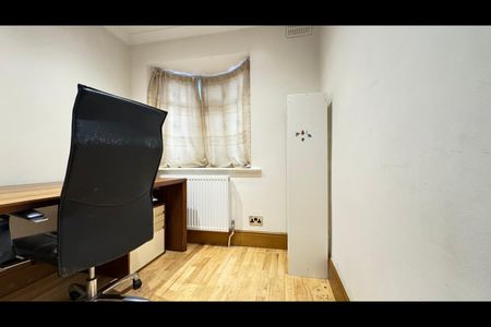 5 Bed Terraced House, Manor Road, IG11 - Photo 2