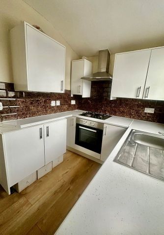 Guide Price £1,850 pcm - Available Now - Part Furnished - Photo 4