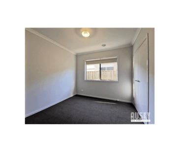 For Lease 4 Bedrooms House with Superb Location in Werribee - Photo 1