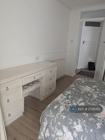 1 bedroom in a flat share to rent - Photo 4