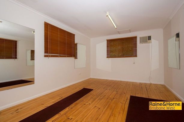 SPACIOUS 3 BEDROOM HOUSE + FUNCTIONAL RUMPUS/ SHED - Photo 1