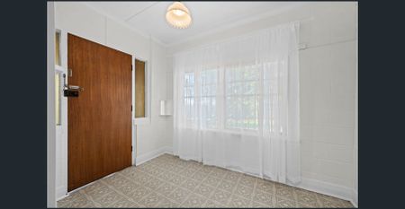 Retro Home with a 15 minute walk to the Beach! - Photo 4