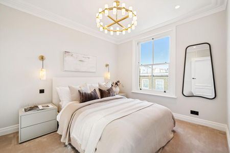 Impeccably renovated home with expansive roof terrace for let in Chelsea SW10. - Photo 4