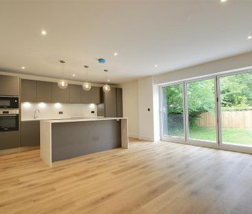 4 bedroom semi-detached house to rent - Photo 4