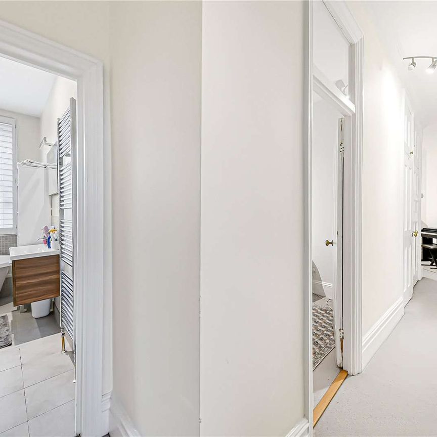 A contemporary three bedroom lateral apartment to rent in a desirable mansion block in Maida Vale. The property boasts a private balcony and communal gardens. - Photo 1