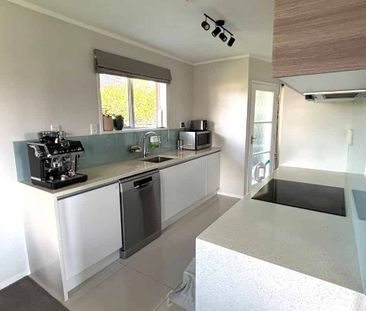Te Atatu Peninsula Gem – Stylish, Spacious & Ready to Enjoy - Photo 3