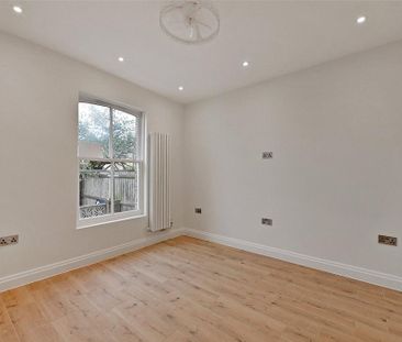 4 bedroom end of terrace house to rent - Photo 2