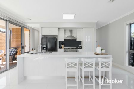 Stunning 3 Bedroom Home - Great Location! - Photo 3